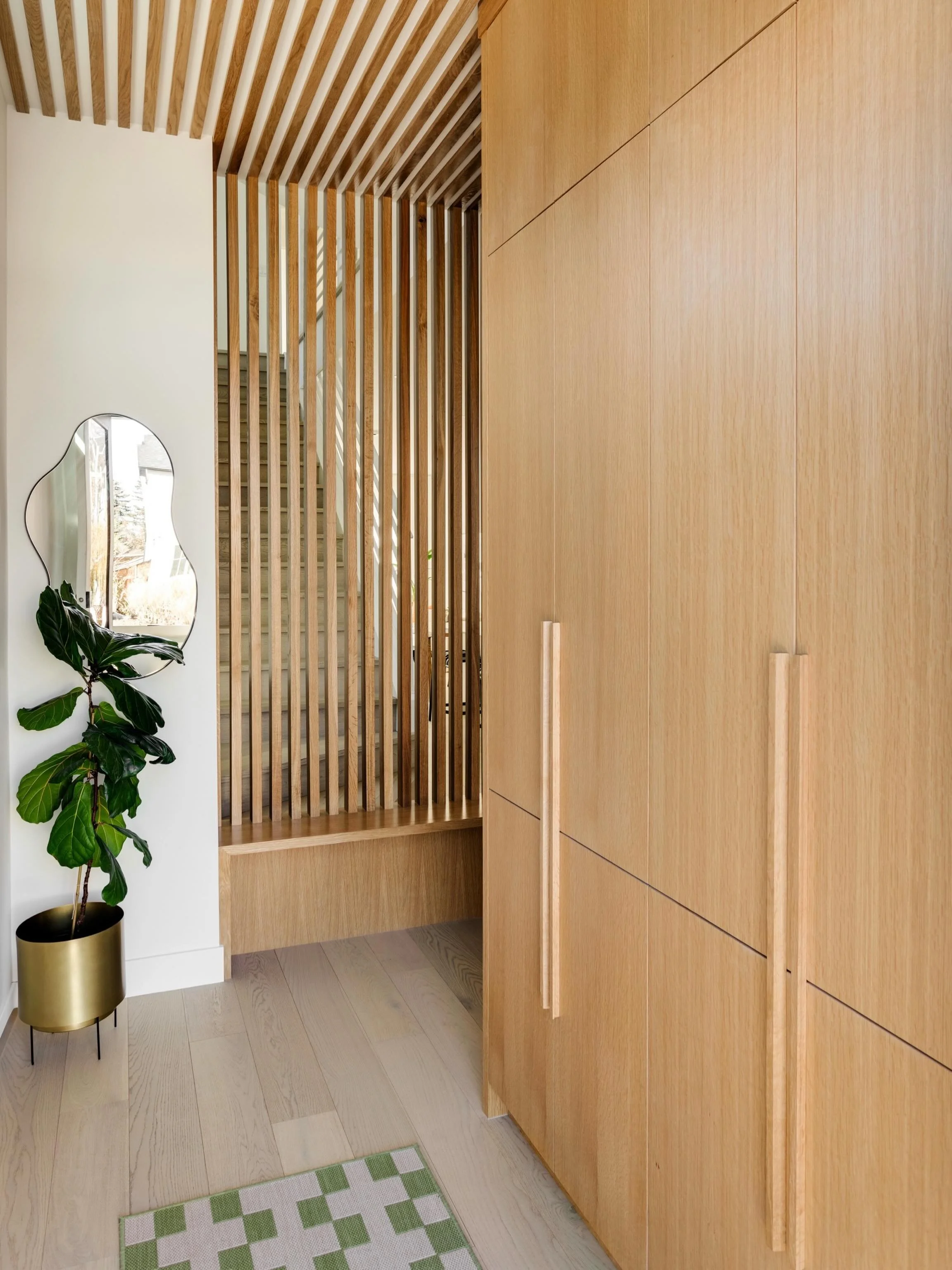 A small entrance that makes a big impression at our #SFMountPleasantCustom project. 

📸: @kmphotographyinteriors