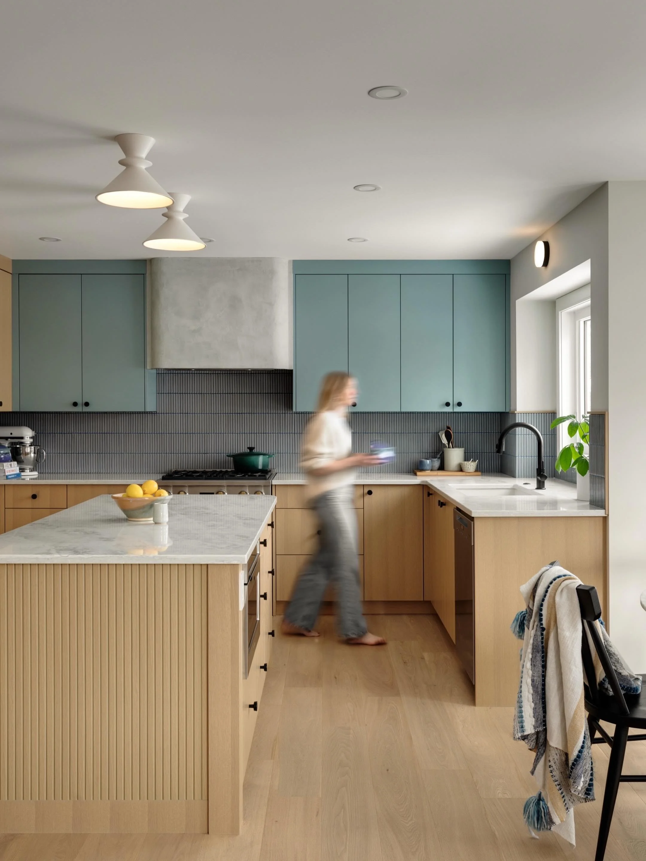 Even without changing the overall footprint of a kitchen, a full renovation can make massive (and we mean MASSIVE!) changes to the overall functionality&hellip; and a major style upgrade 🤙🏻

📸: @kmphotographyinteriors 
🛠️: @craftededgehomes 
🪚: 