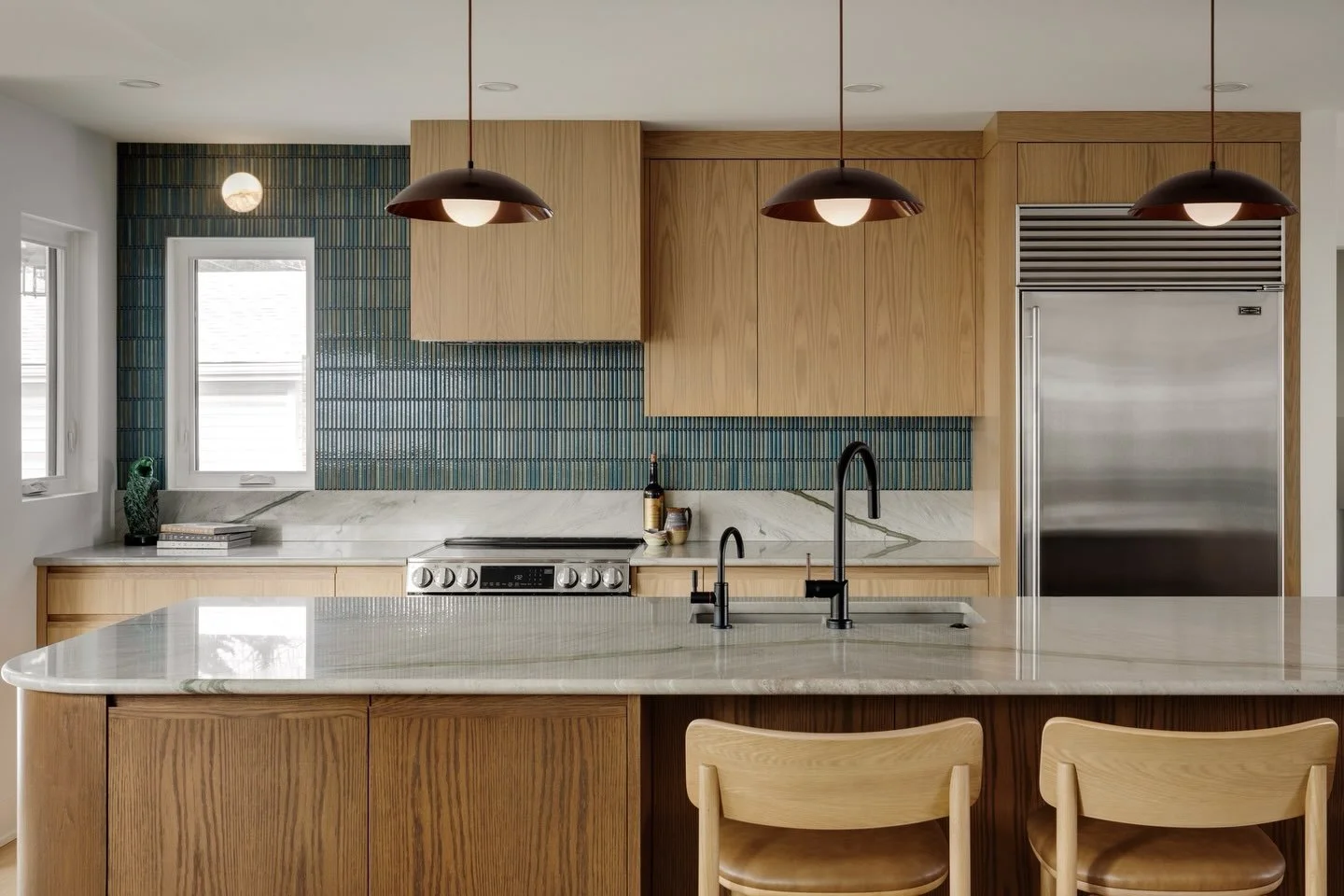 Proof that a kitchen doesn&rsquo;t have to be huge in order to be stylish + functional.

#SFLakeviewMain
🛠️: @hndlhomes 
📸: @kmphotographyinteriors