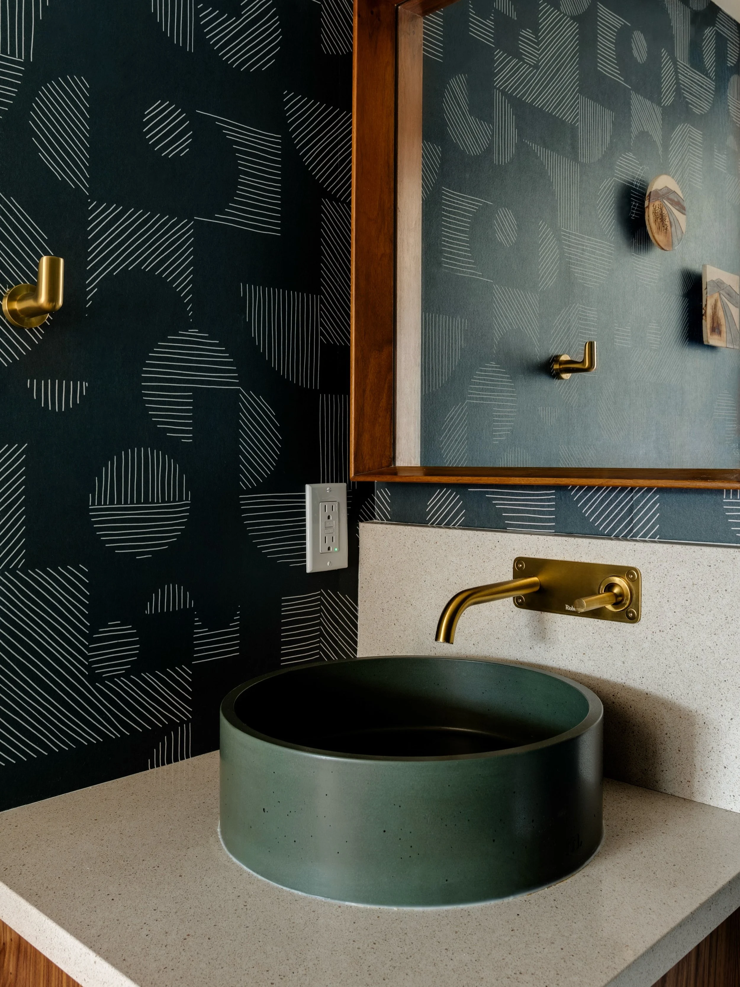 A small powder room with big midcentury mood.

📸: @kmphotographyinteriors 
🪚: @dreamspace_interiors_calgary 
⚡️: @thriceelectrical