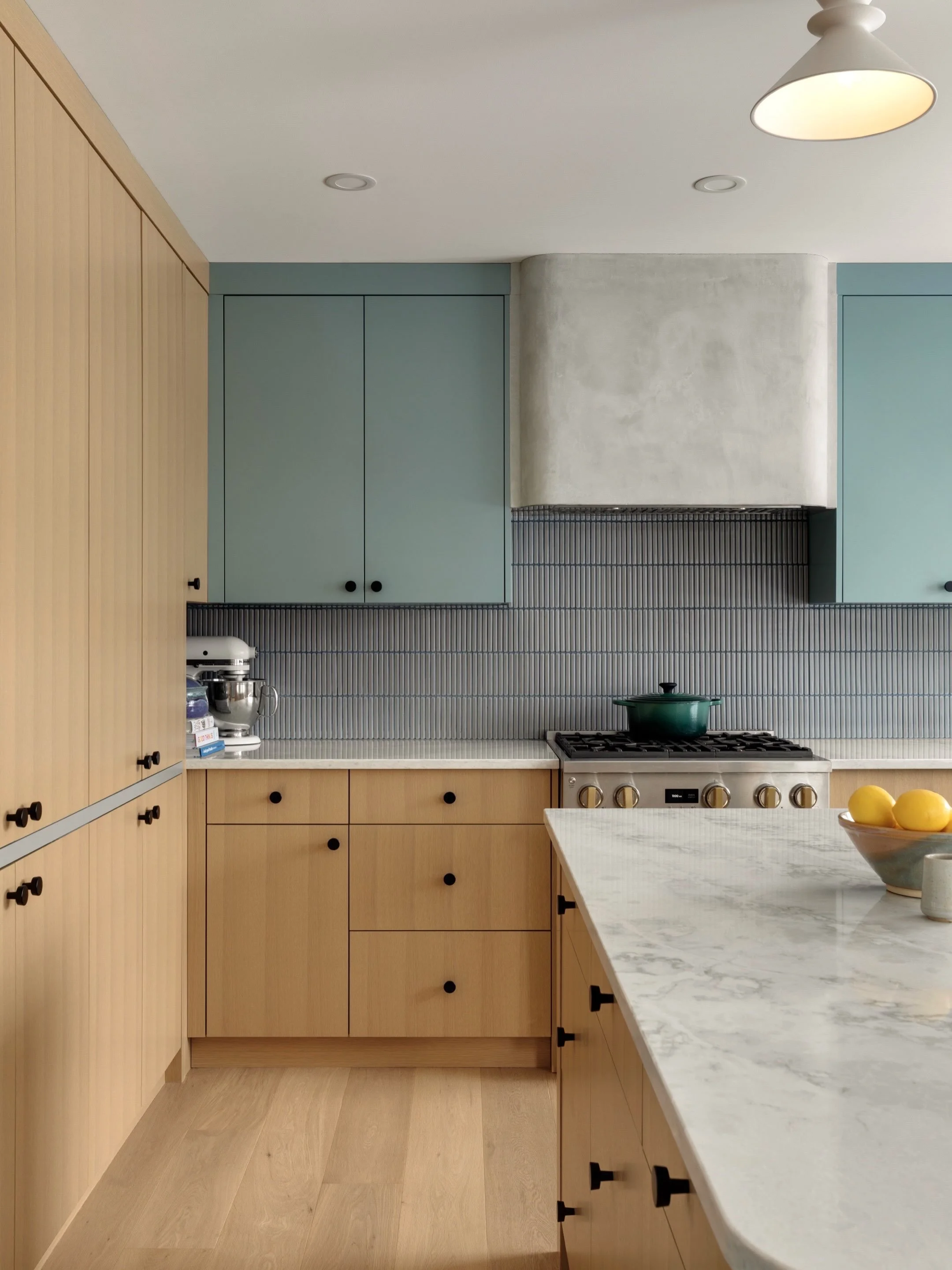 A warm, streamlined, and highly functional kitchen that got a MAJOR do-over (swipe for before).

#SFDouglasdaleReno

🛠️: @craftededgehomes 
🪚: @prestige_custom_millwork 
📸: @kmphotographyinteriors