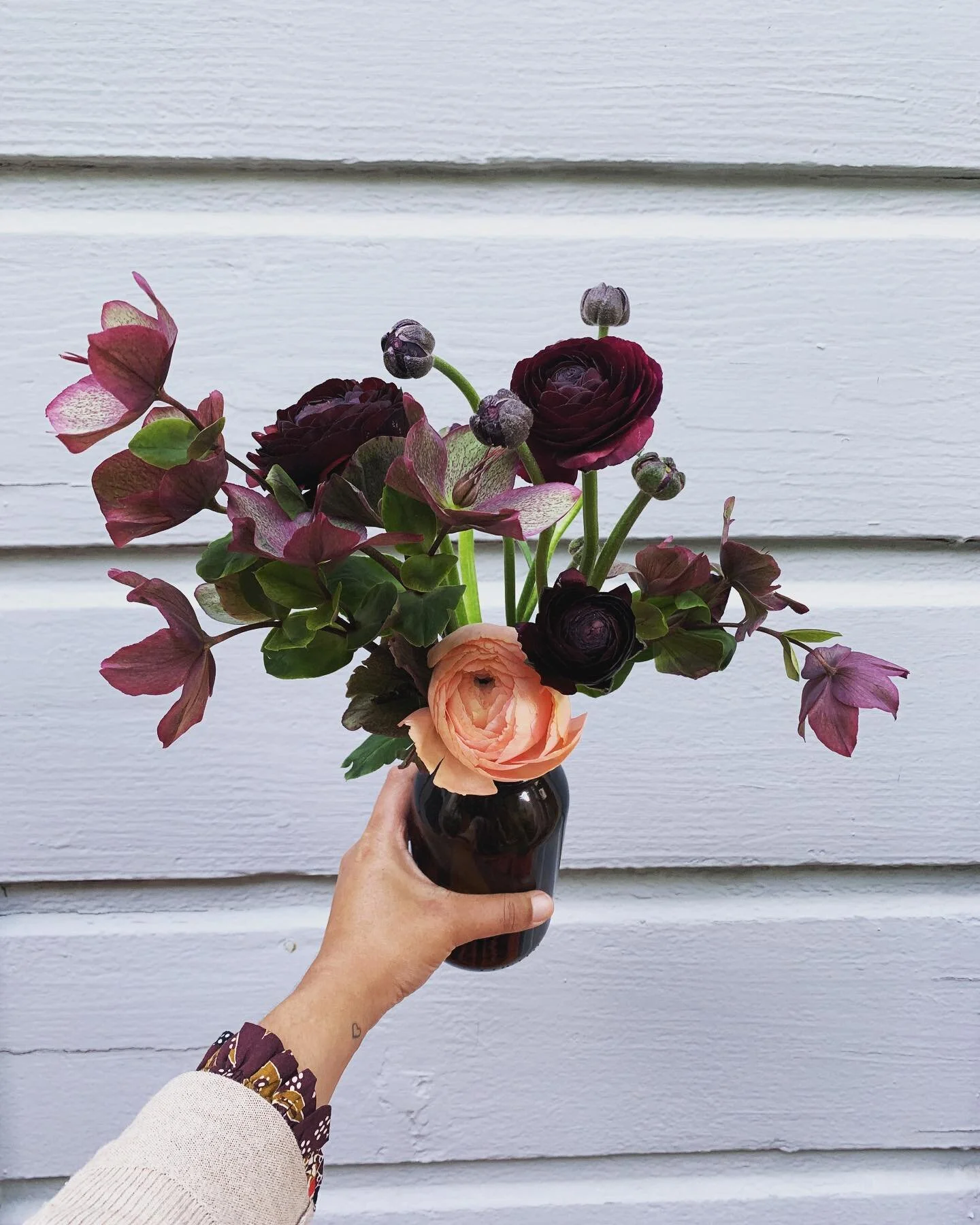 Friday visit to my favorite florist @herurbanherbs 😍
.
.
Loving these dark beauties - looking good on the table with the candles, teddy bear and pizza.