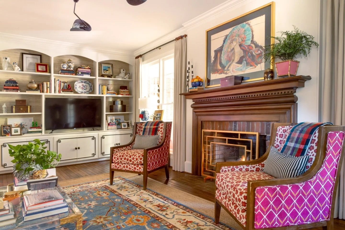 &bull; on wednesdays, we decorate with pink &bull;

📸: @137north 

interested in working together? starting a new build, reno, or full service decorating project this year? we&rsquo;d love to help &mdash;  visit our website to schedule THE CHAT + ge