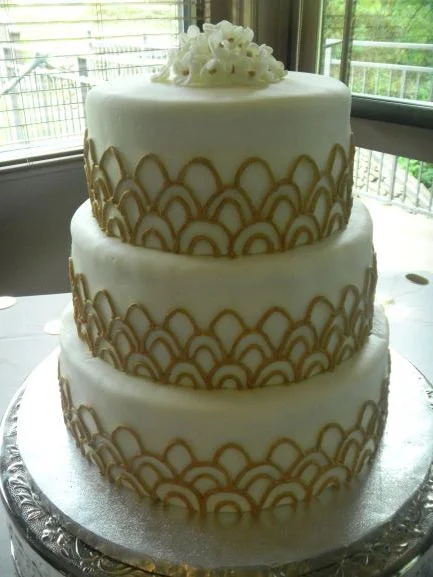 wedding-cake-fondant-gold-royal-icing.JPG