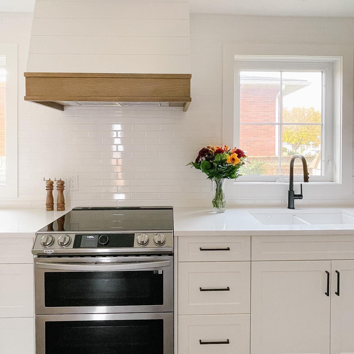 We love the shiplap detailing over the range hood. These types of elements can turn a basic kitchen into a unique &amp; stunning space✨

#customkitchencabinets #customkitchens #kwrenovations #guelphrenovation #niagararenovations