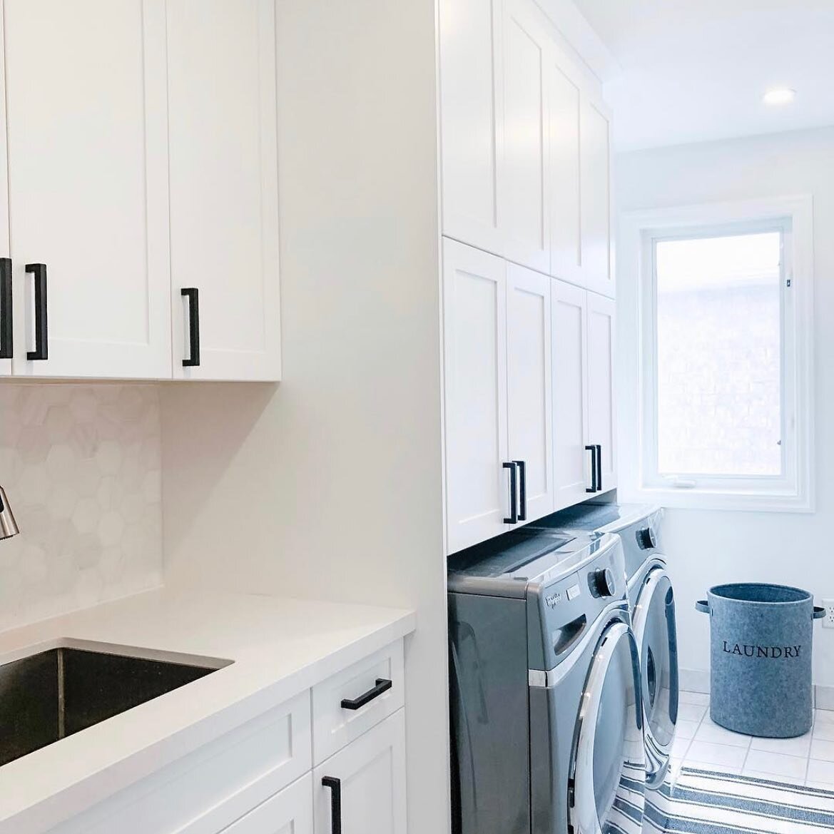 We promise&hellip; you will enjoy doing your laundry a whole lot more when you&rsquo;ve got a beautiful space like this 😍

#laundryroommakeover #laundryroom #laundryroomcabinets #mudroommakeover #kitchener #waterloo