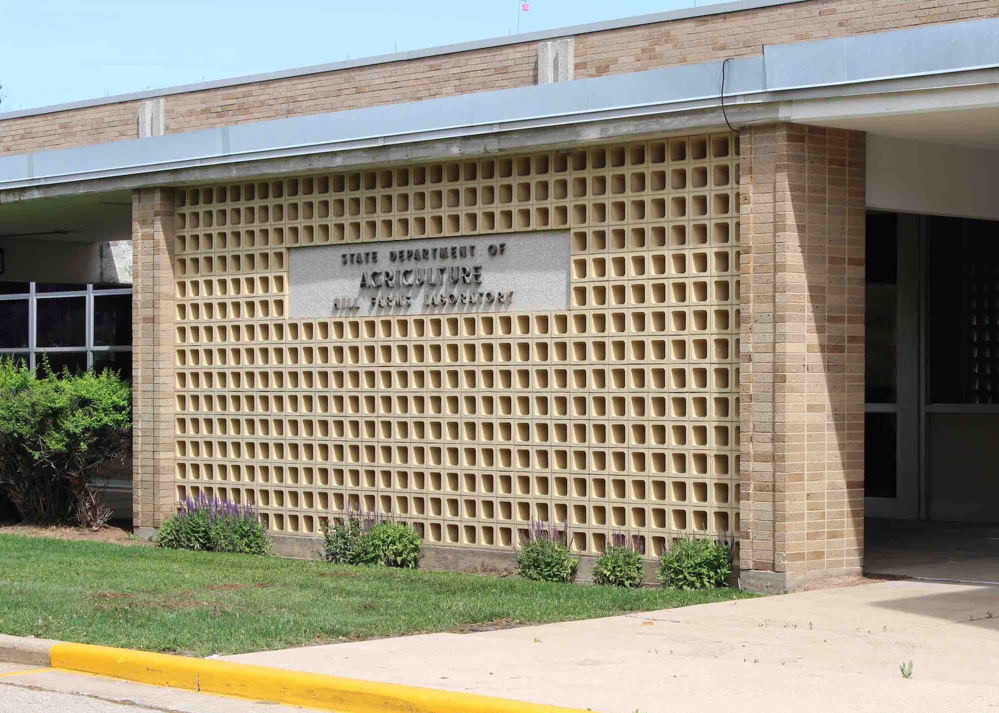  Breeze blocks mark the entrance to the State Department of Agriculture’s Hill Farms Laboratory on University Avenue. An even longer concrete block screen appears elsewhere on the building, too. (Photo: Michael Bridgeman) 