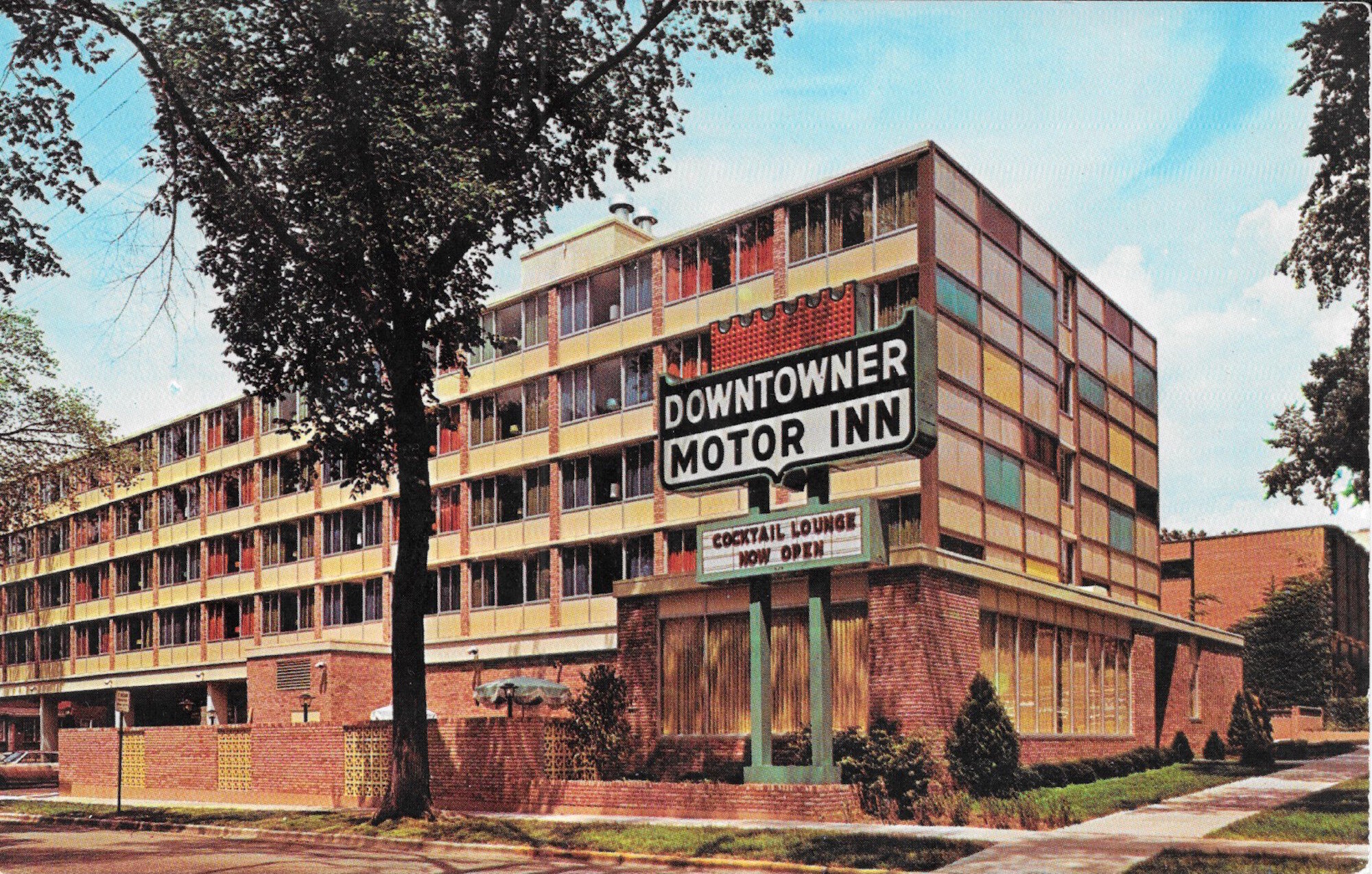  Breeze block panels alternate with bricks to enclose a courtyard (left) at the 1960s Downtowner Motor Inn at Broom Street and W. Washington Avenue. Repurposed as Metropolitan Apartments, the building retains its breeze blocks. (Postcard: Collection 