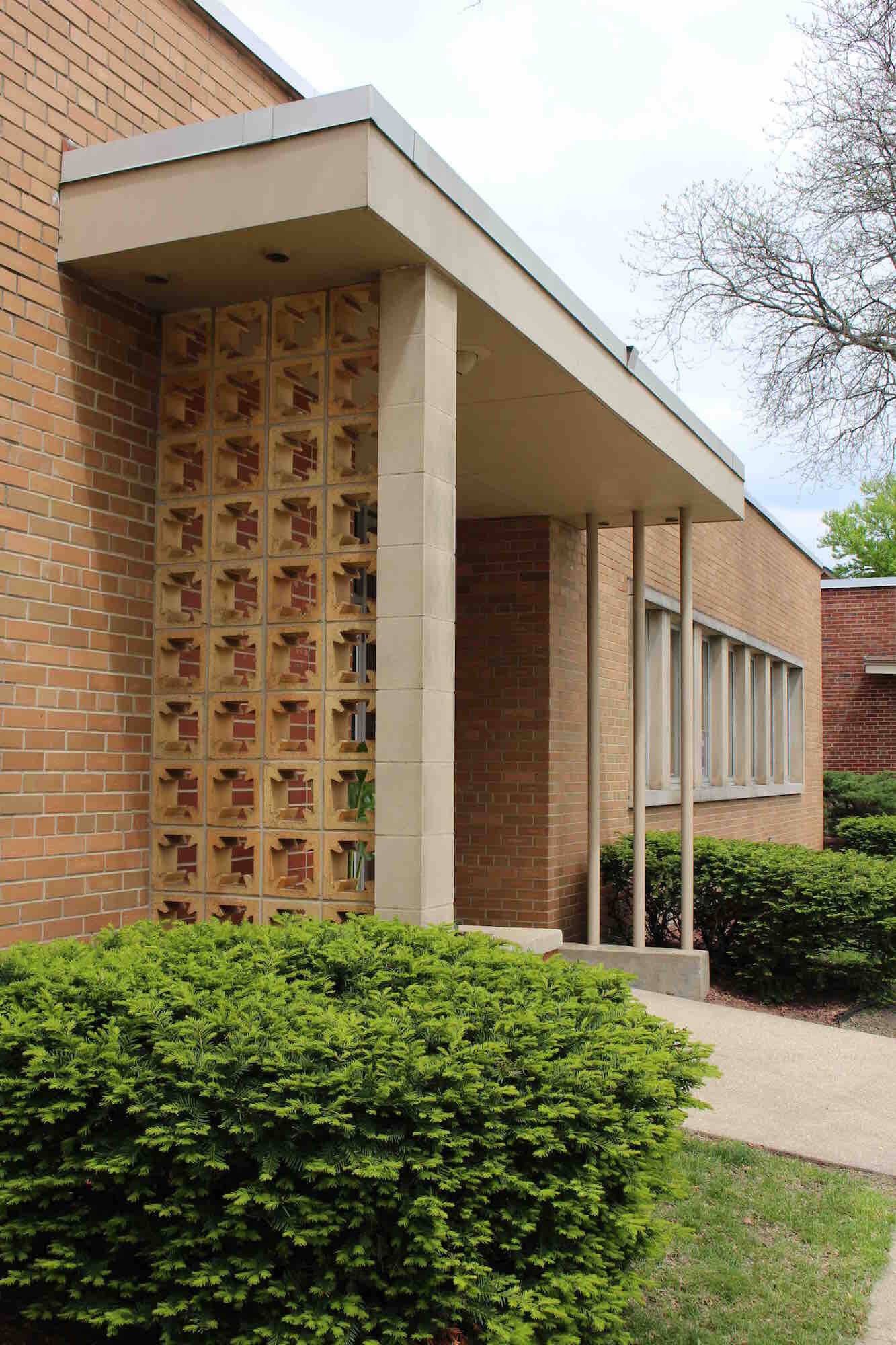  A modest block screen is part of this 1950s office building on Elmwood Avenue in Middleton, now occupied by TDS. (Photo: Michael Bridgeman) 