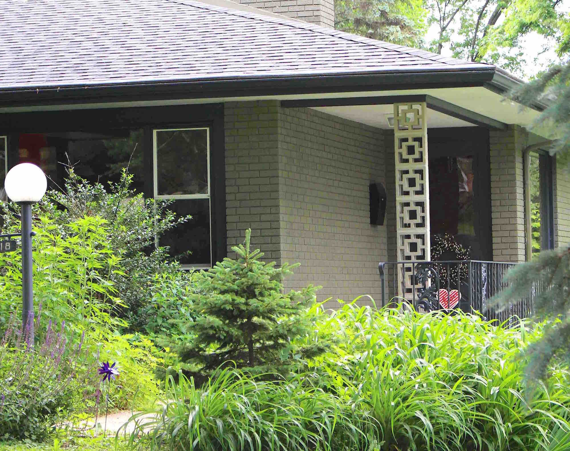  The house to the south has a narrow column that uses the same blocks found on the larger contemporary home next door. (Photo: Michael Bridgeman) 