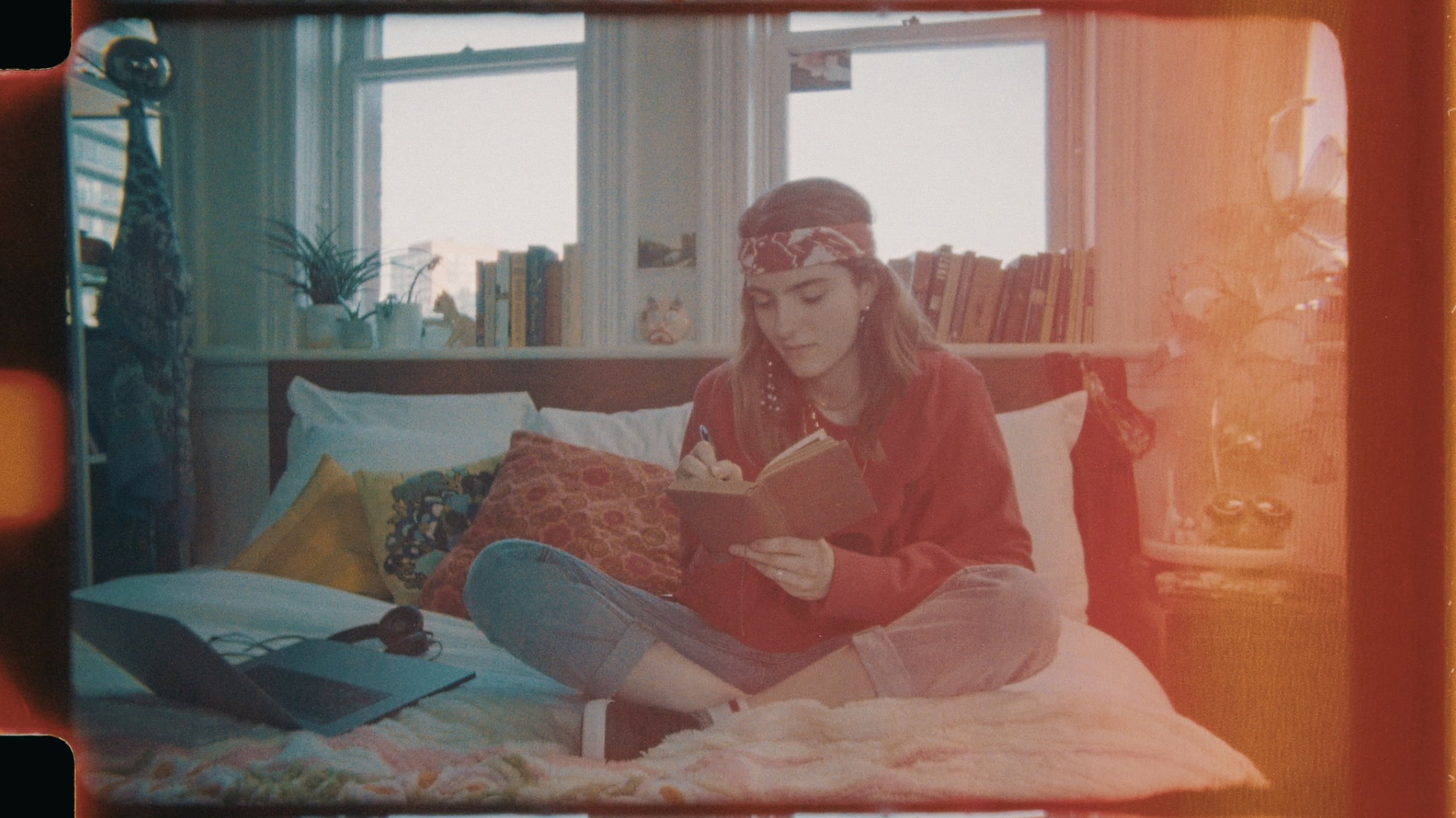 16mm_kodak_250d_adrian_vieni_roots_frame_discreet_1.jpg