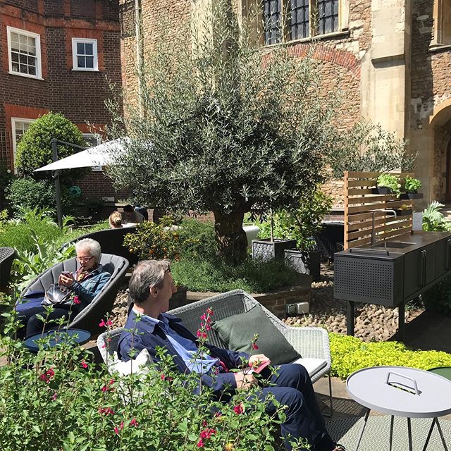 Taking full advantage of the fantastic weather this week trying all the outdoor furniture &amp; accessories @clerkenwelldesignweek #herecomessummer #outdoors #gardenfurniture #indooroutdoor #design #rachelkelseydesign