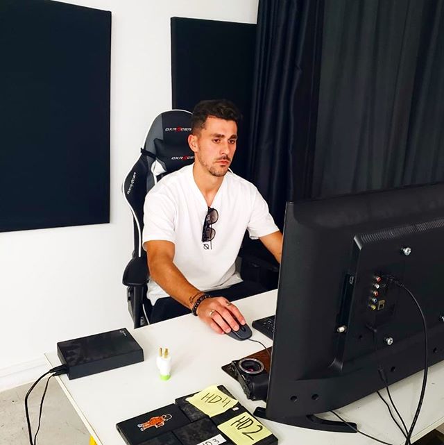 Hoje tivemos a ilustre presen&ccedil;a do @avelardanilo (jogador do @corinthians) que participou de grava&ccedil;&otilde;es para as redes do @meninomilgrau! Amanh&atilde; no ar as 18:00 no @youtube. #55ubrn #55rede
