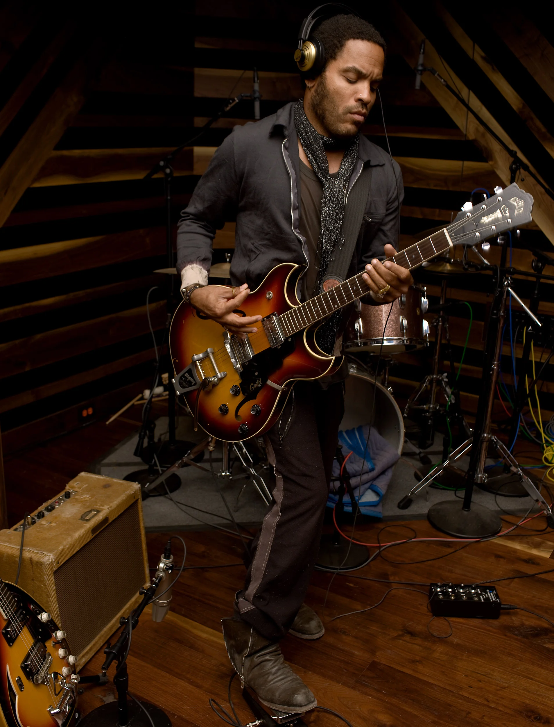 LK_Guitar_0615_cropped_sharp.jpg