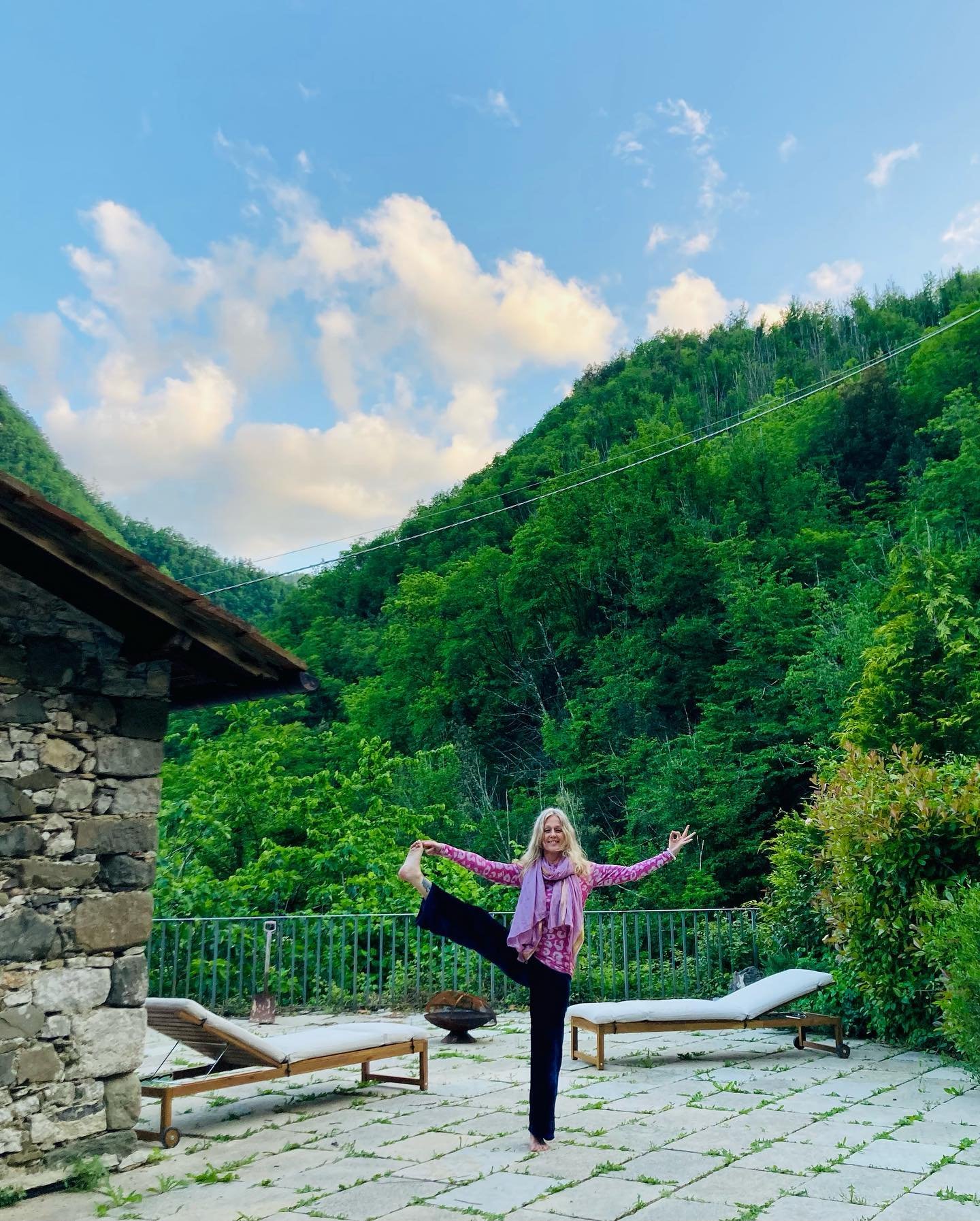 Very happy to be back here to teach another retreat 💖 delighted to have the place to ourselves before the amazing ladies arrive 🙏🏻🧘&zwj;♀️🥰 @forkandbindi  #ilovemyjob #yogaretreat #tuscany #beautyandjoy #thosewhoworktogetherstaytogether #italyis