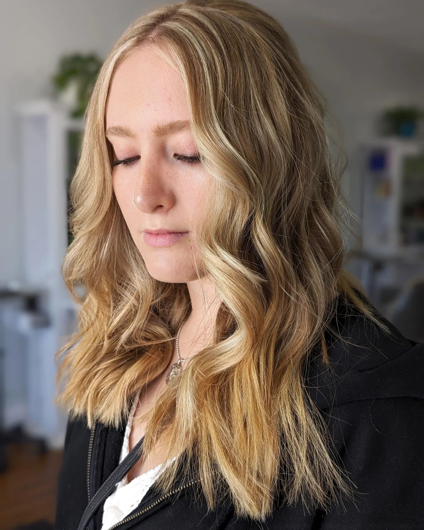 Find the perfect blonde for your Fall feels. Blondes can be changed slightly with the seasons to keep it fresh..think Carmel, Beige, or a slightly darker blonde to get you in Season. Book your blonde today @birchsalondenver 
@theextensionauthority