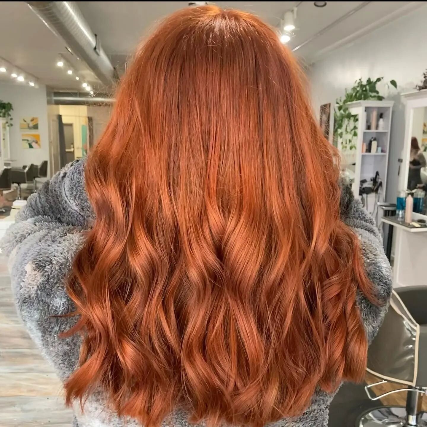 Reds are all the rage for 2023..and this beautiful copper by @heyits_ezri is no exception!! Book now and Let the birchbabes give you the perfect warm tone for Spring!!