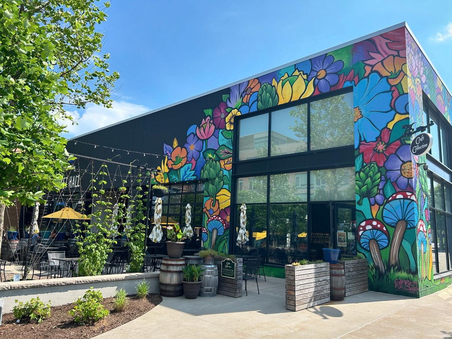 Spend some time on our patio this weekend!  An oasis in @thevanakendistrict!

#craftcollectivevanaken #patio #summertime #vanakendistrict #shakerheights #craftbeer #cocktails #memorialday #wineslushies
