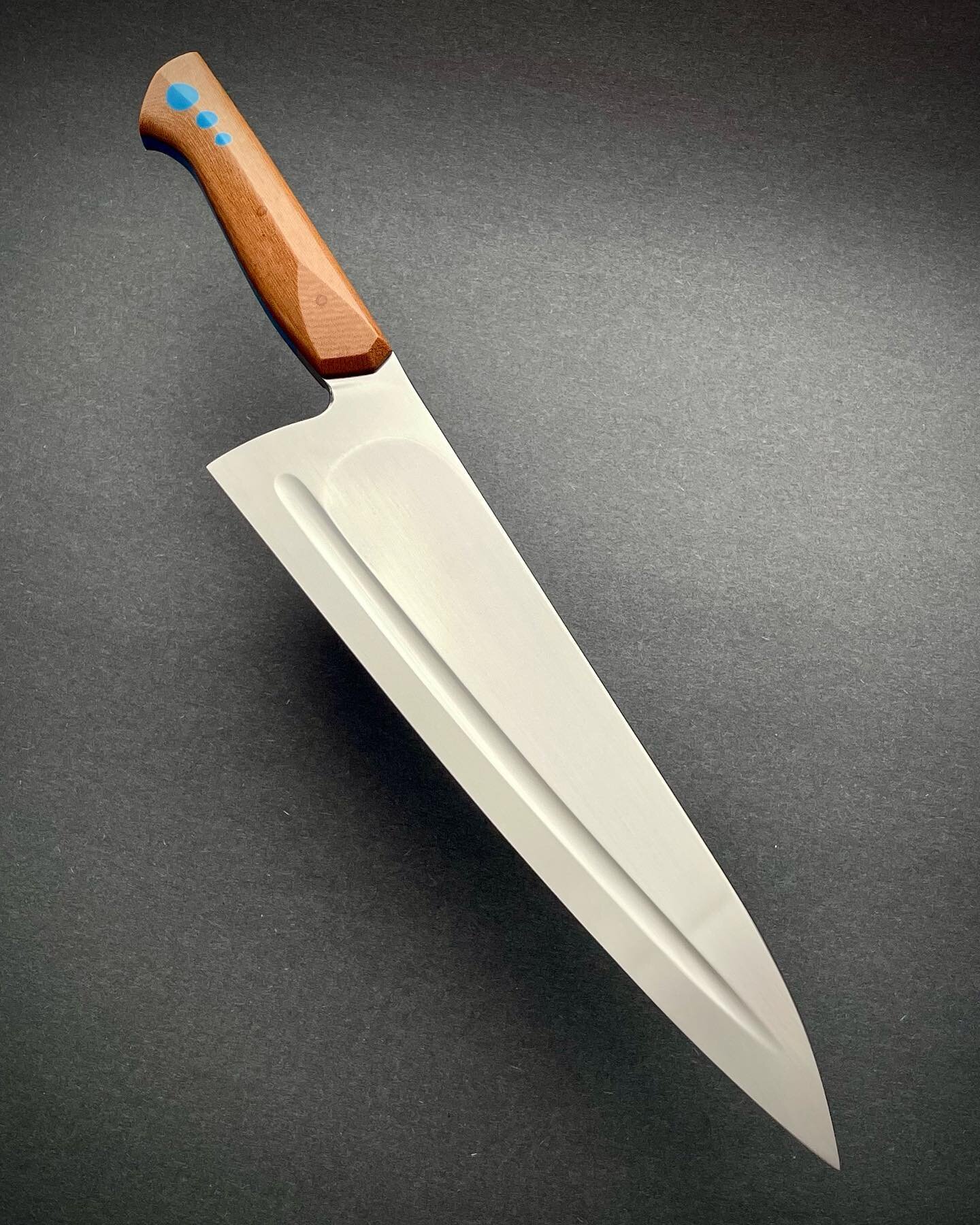 240mm gyuto with an asymmetric compound grind. (Spoken for)
•
#design #kitchenknife #chefslife #joyofcooking #homecooked #handmade