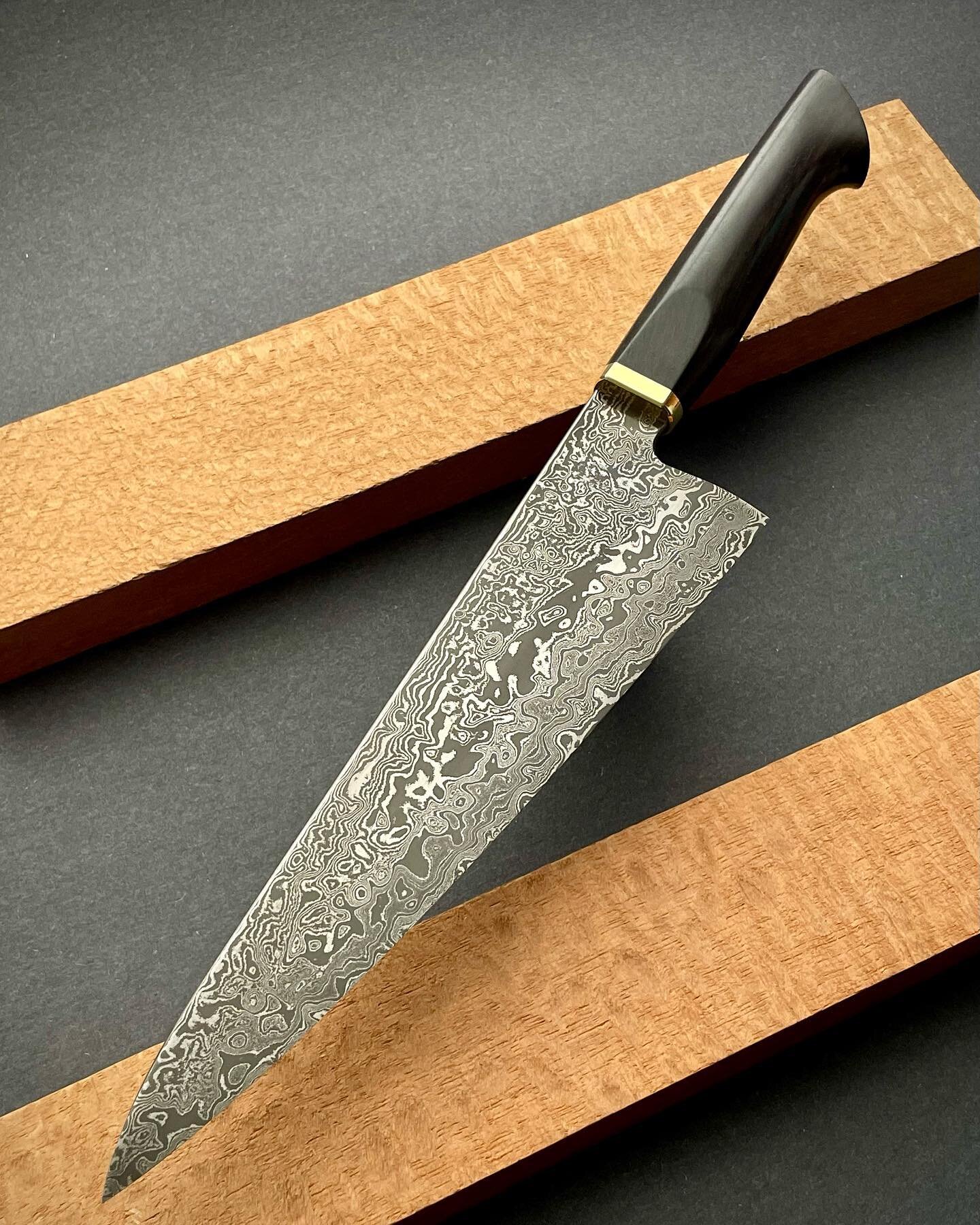 A 220mm gyuto in beautiful damascus steel made by @salemstraub. The steel is 3v/15n20 heat treated to 63hrc, the handle is African Blackwood with a brass bolster. It’s been awhile since I have worked with Damascus steel, let me know if you like