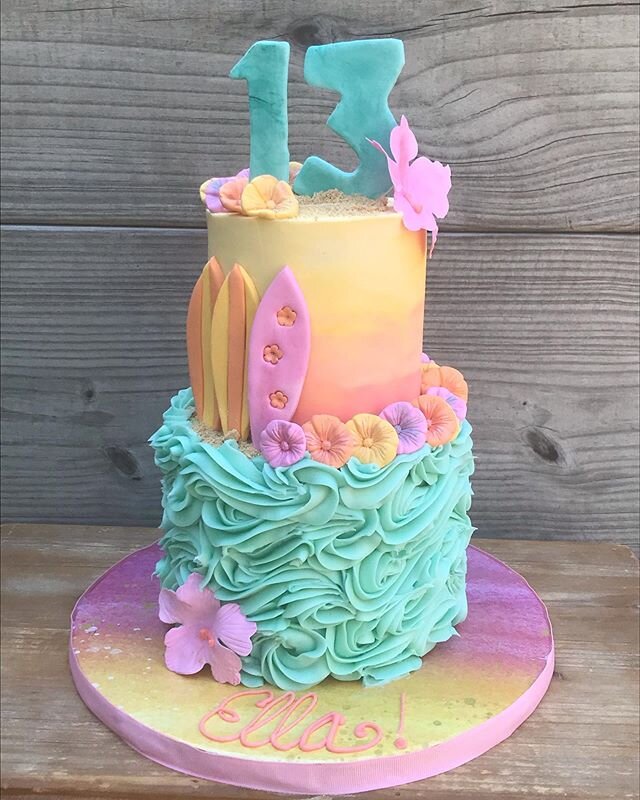 Ella celebrated her 13th birthday with a tropical, beachy inspired cake! I loved creating this for her!  Happy Birthday Ella!
#tropical #beach #customcakes #buttercream #thirteenth #cakesofinstagram #mainebaker #localbusiness