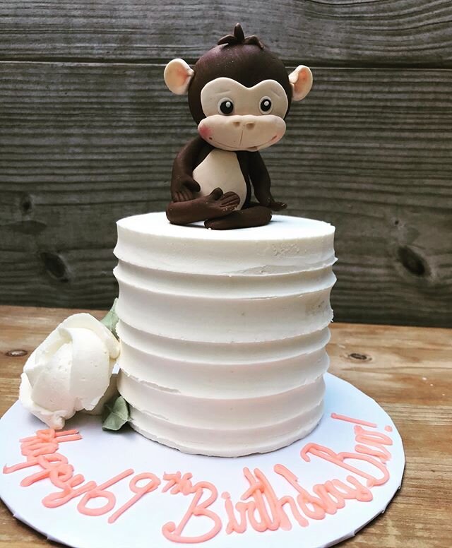 Tiny little cake with an adorable monkey on top for a 69th birthday!
#customcakes #fondanttopper #monkey #buttercream #texturedbuttercream