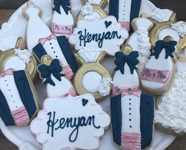 Thankfully, some weddings are still able to happen!! I absolutely loved creating this set of sugar Cookies for yesterday&rsquo;s wedding! There were also some delicious cupcakes! Congratulations Mr. and Mrs. Henyan!
#customcookies #customdesserts #ma