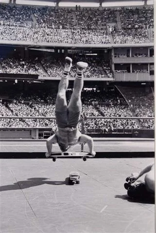 1976-07-Russ-AnaheimStadium-BeachBoysConcert-HandstandOllie-321x480.jpg