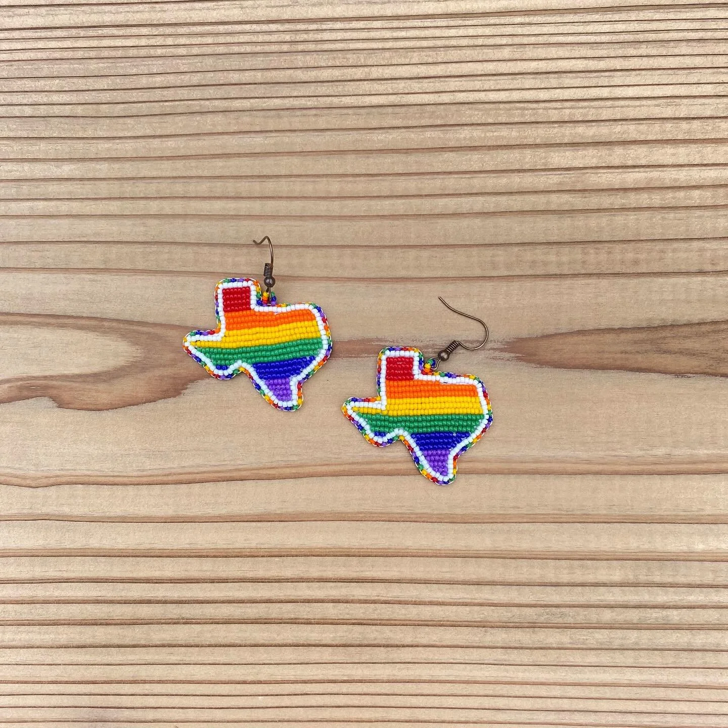 all the Arkansas earrings are sold but a few other states are still up for grabs! proceeds to charity & link in bio