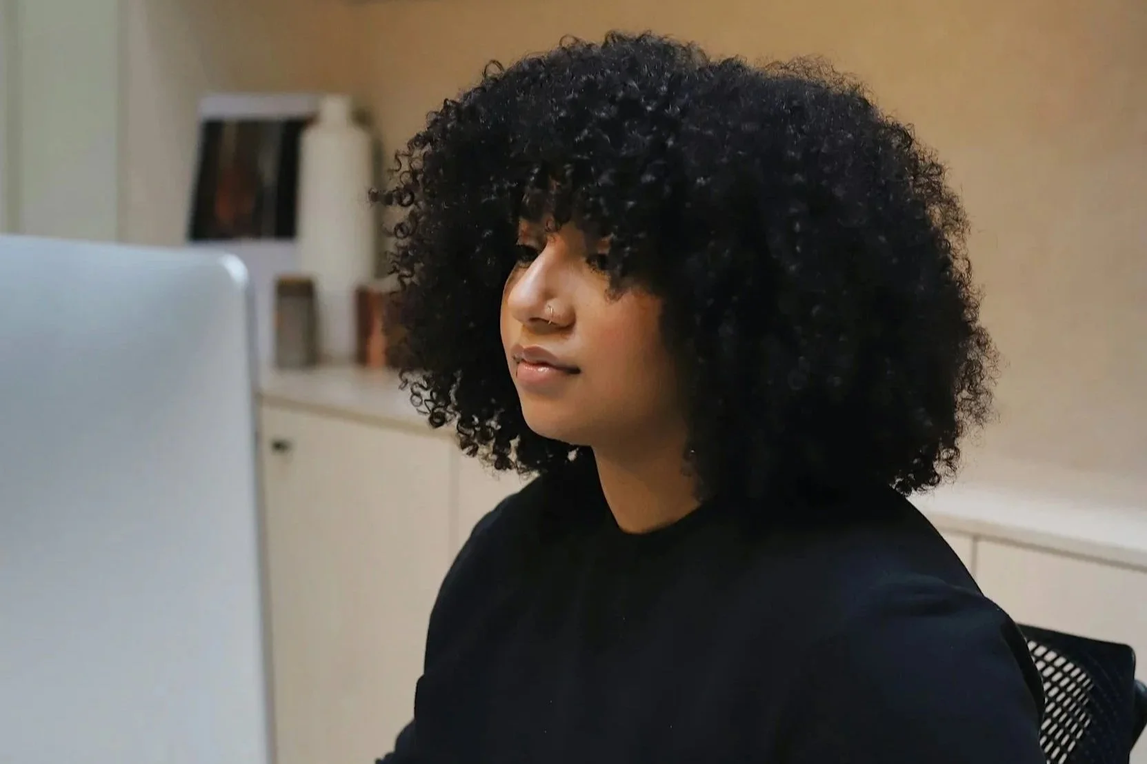 black woman on computer, virtual therapy with Wisconsin black therapists