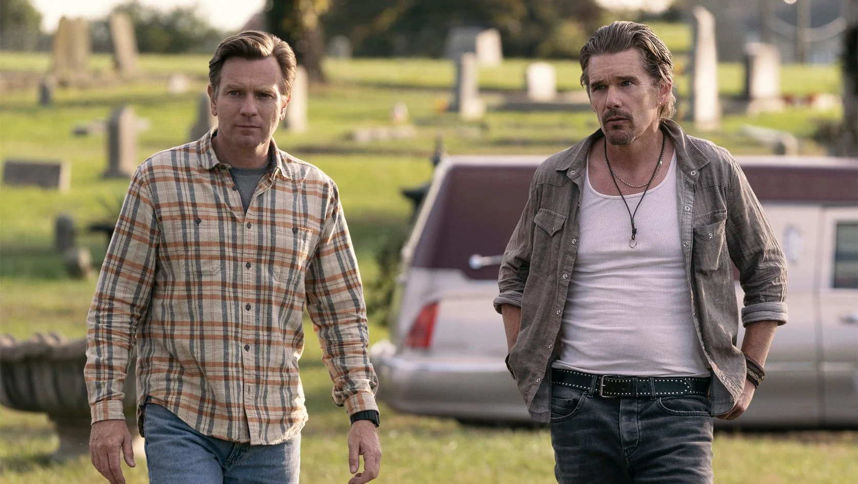 'Raymond &amp; Ray' Can't Get Past The Cemetary of Tired Ideas