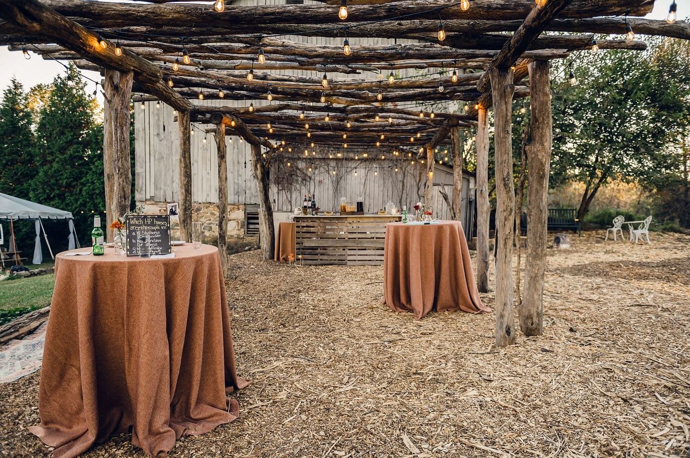 ✨ Dreaming of a cozy, rustic barn wedding in fall wedding season&hellip; 🌾 I love a good barn wedding, even if it&rsquo;s chilly outside. Give me a good fire pit and some twinkling string lights, and it&rsquo;s perfect! Bonus points if it&rsquo;s a 