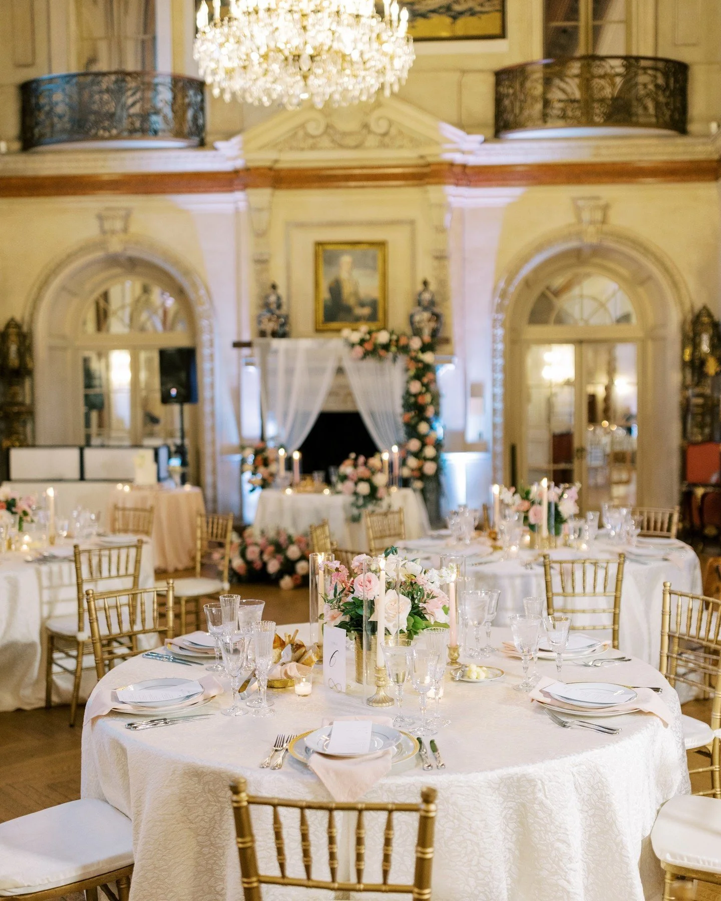 A literal dream! 

📸: @ddefayettephoto
📋: @colorfullyyoursevents
📍: @eventsatandersonhouse

#dcwedding #dmvwedding #weddingdecor