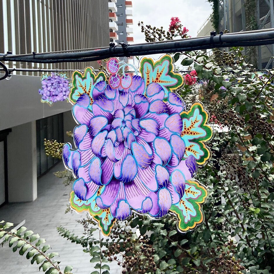 One of a few hundred artworks hanging in the courtyard of Emerald Square ( @emeraldsquareburwood ) 🌺

A beautiful chrysanthemum symbolising nobility, hand painted by artist Gabby Malpas ( @gabbymalpas ) and produced by RIP Graphics ( @ripgraphics ) 