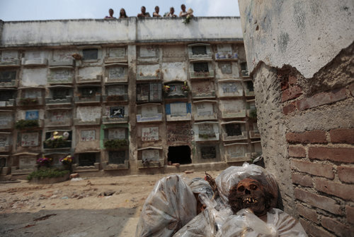 GUATEMALA-BURIAL/WIDER IMAGE