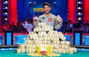Main_Event_Champion_John_Cynn_2018_WSOP_EV65_Main_Event_Day_10_Giron_7JG0825-300x195.jpg