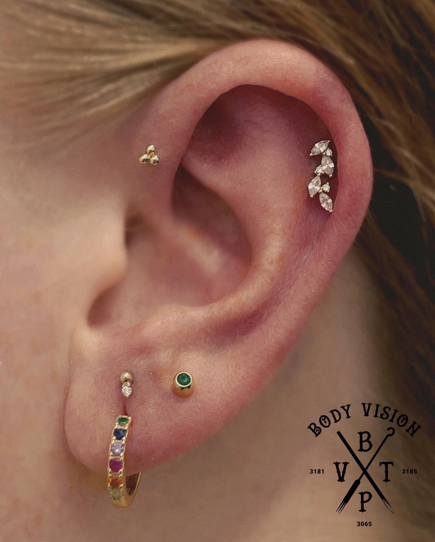 Thinking of coming in for an ear curation? This is your sign! 

This stunning set up features: 
✨Stacked lobe with Mai from Eternal Collection
✨ Forward helix with a 14k Tri Bead 
✨Helix featuring the dazzling show stopper Jezebel

For all Bookings, 