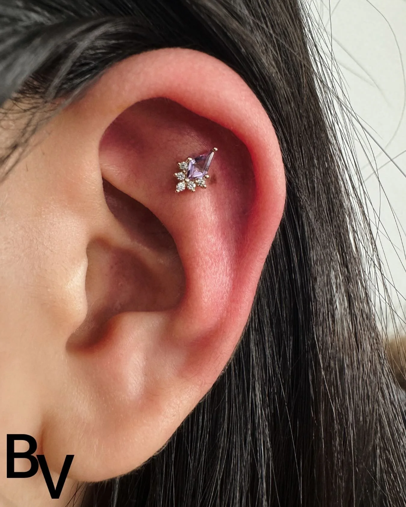 ✨ Midnight Rose✨ 
A stunning combination of elegance and edge. This 14k yellow gold piece features a breathtaking amethyst gem paired with Swarovski accents, and it was such a joy to bring this beauty to life for our client! 💎 

For all Bookings, En