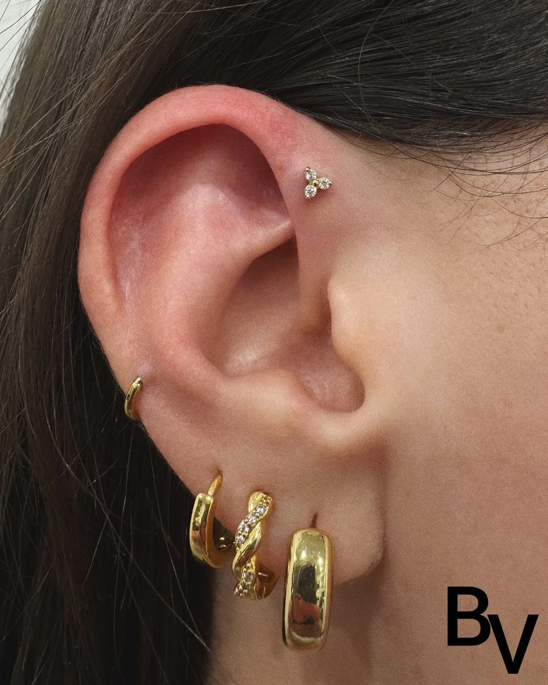 Step up your ear game with the subtle sophistication of a forward helix - for those who want to add a small petite touch to any existing curation ✨

Jewellery Featured 
Photo 1: Edda in Yellow Gold 
Photo 2: Lyall in Yellow Gold 
Photo 3: Tetra in Ye