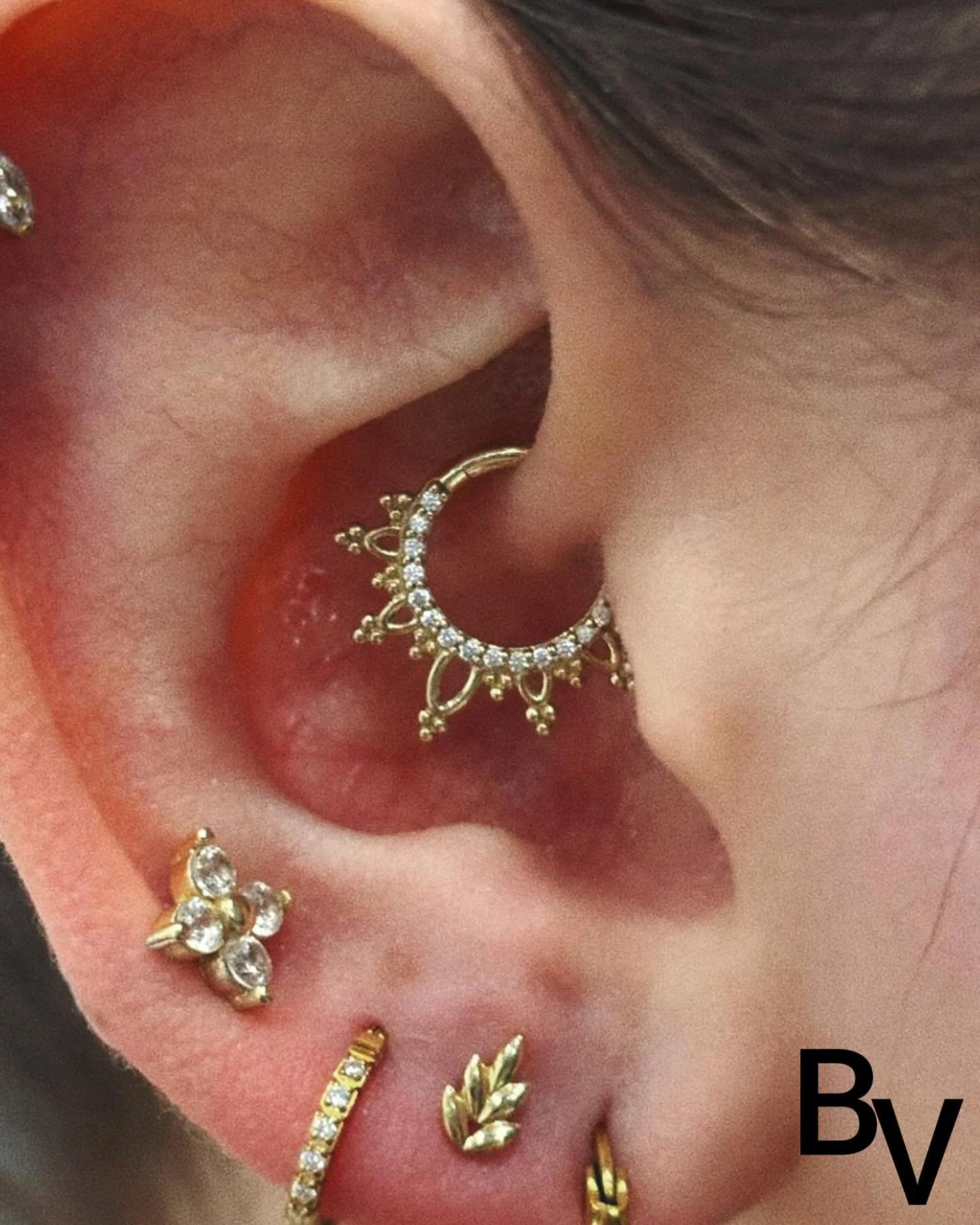 Meet your ears new main character ✨Daith Inspo✨

1: Storm 14k Yellow Gold 
2: Glam Spike 14k Yellow Gold 
3: Edda Swarovski 14k Yellow Gold 
4: Celine 14k Yellow Gold
5: Willow 14k Yellow Gold 
6: Sunday 14k Yellow Gold 
7: 14k Yellow Gold Hinge Ring