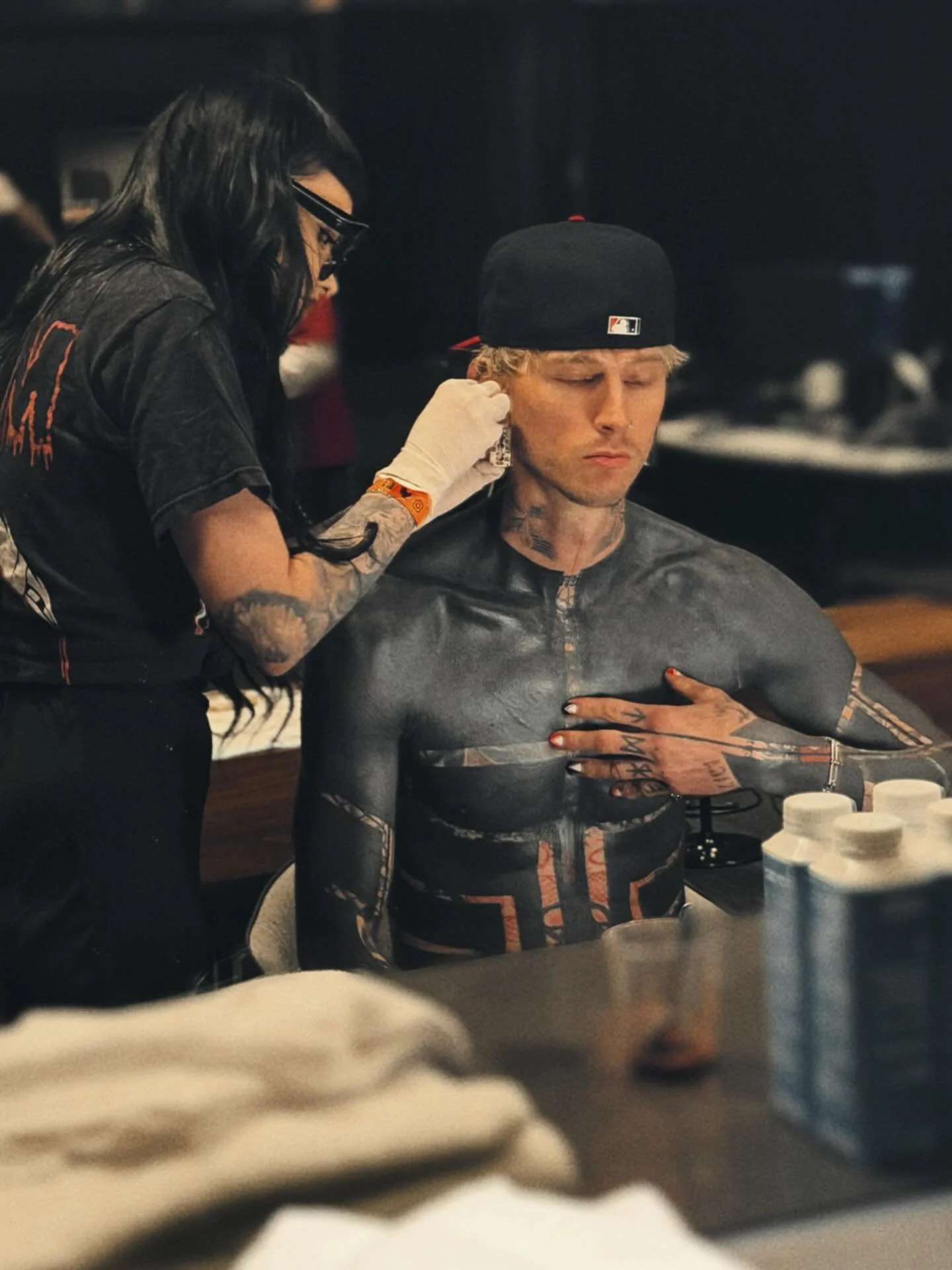 When the Lost Americana tour hits Melbourne, you make sure your needles aren&rsquo;t tipped with silver 🎸🇺🇸🧛🏻

Such a vibe piercing @machinegunkelly and @rookxx before they got to play a sold-out Rod Laver Arena.

Huge thank you to the amazing c