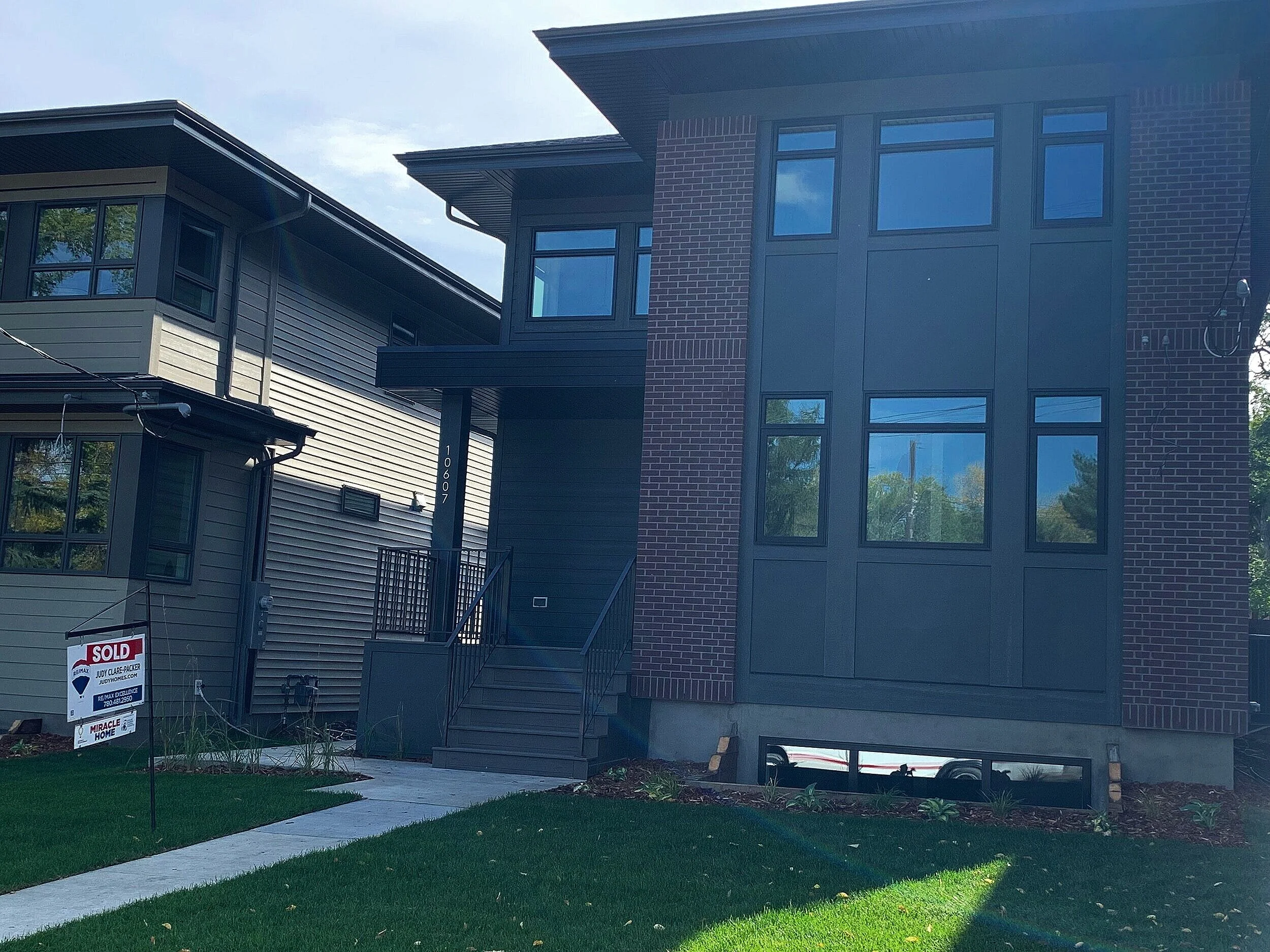 Pleasantview,  $949,900