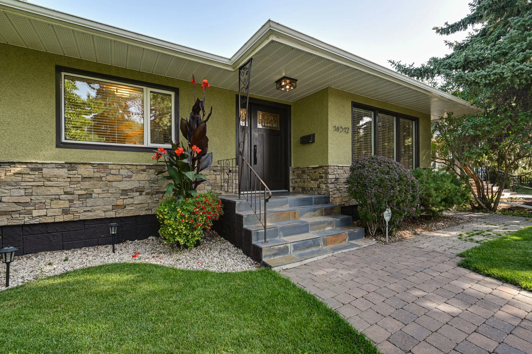 Crestwood, $699,900