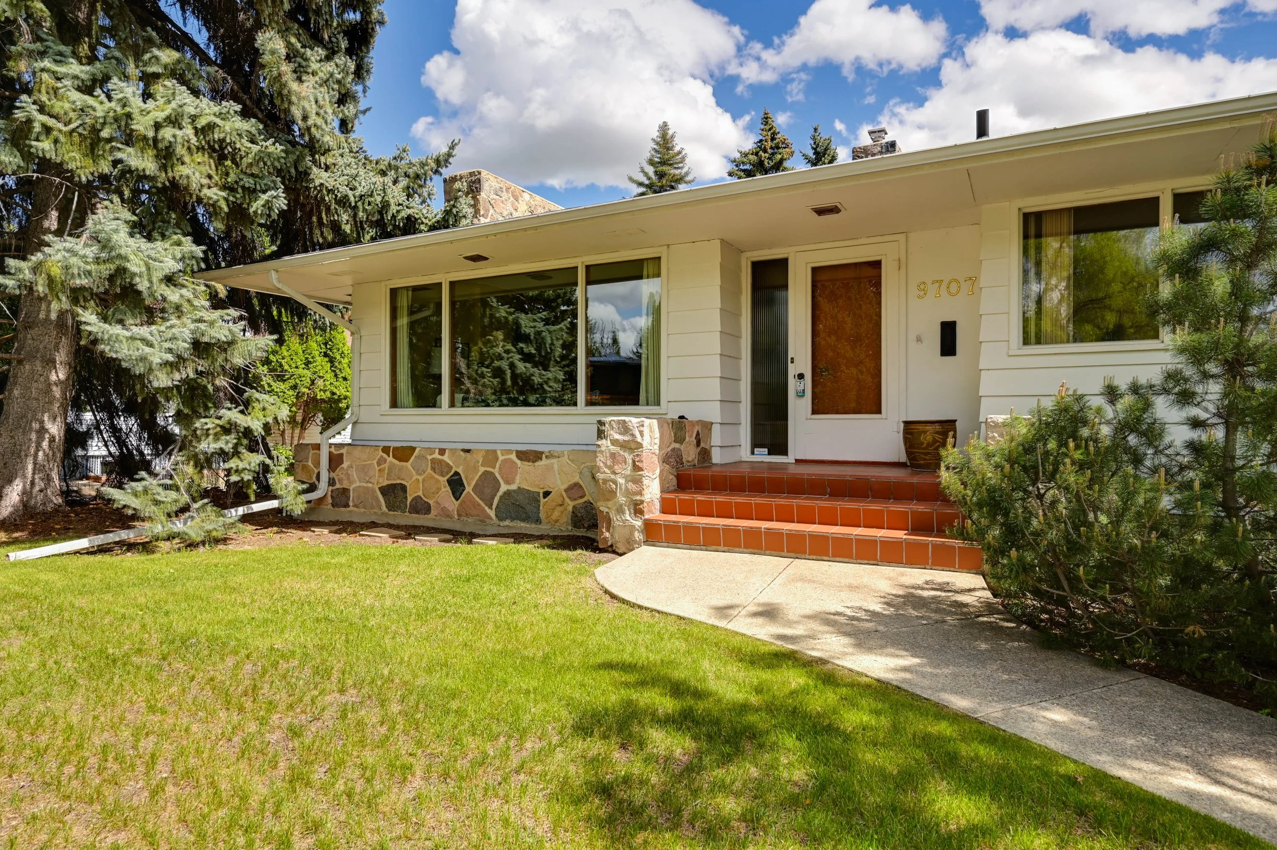 Crestwood $975,000