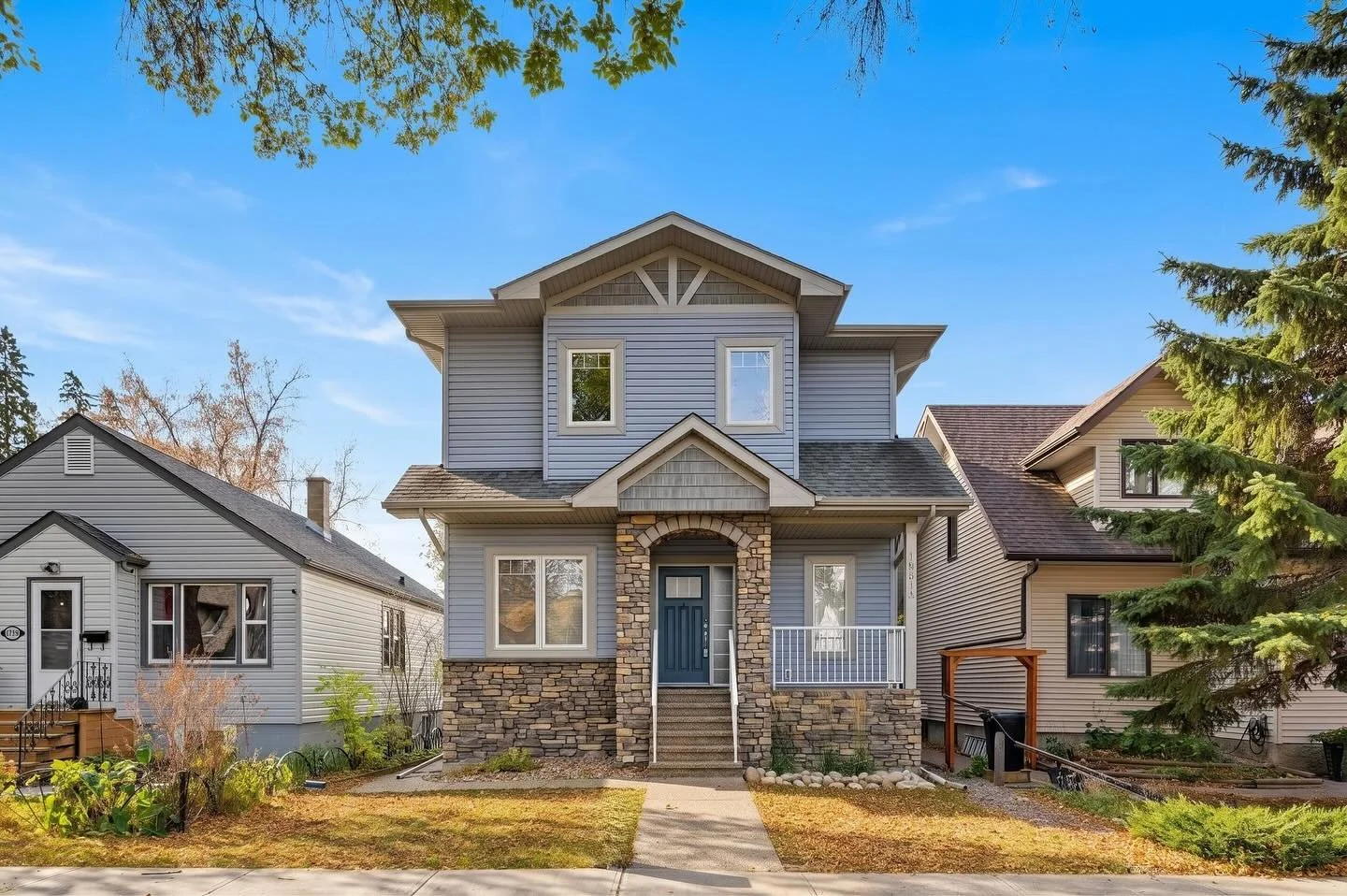 🏡 JUST LISTED | QUEEN ALEXANDRA

Family living with room for everyone. This beautifully appointed two-storey offers 4 bedrooms, 4 bathrooms, a dedicated main-floor office, and a bonus room upstairs.

✨ A chef-inspired kitchen with granite countertop