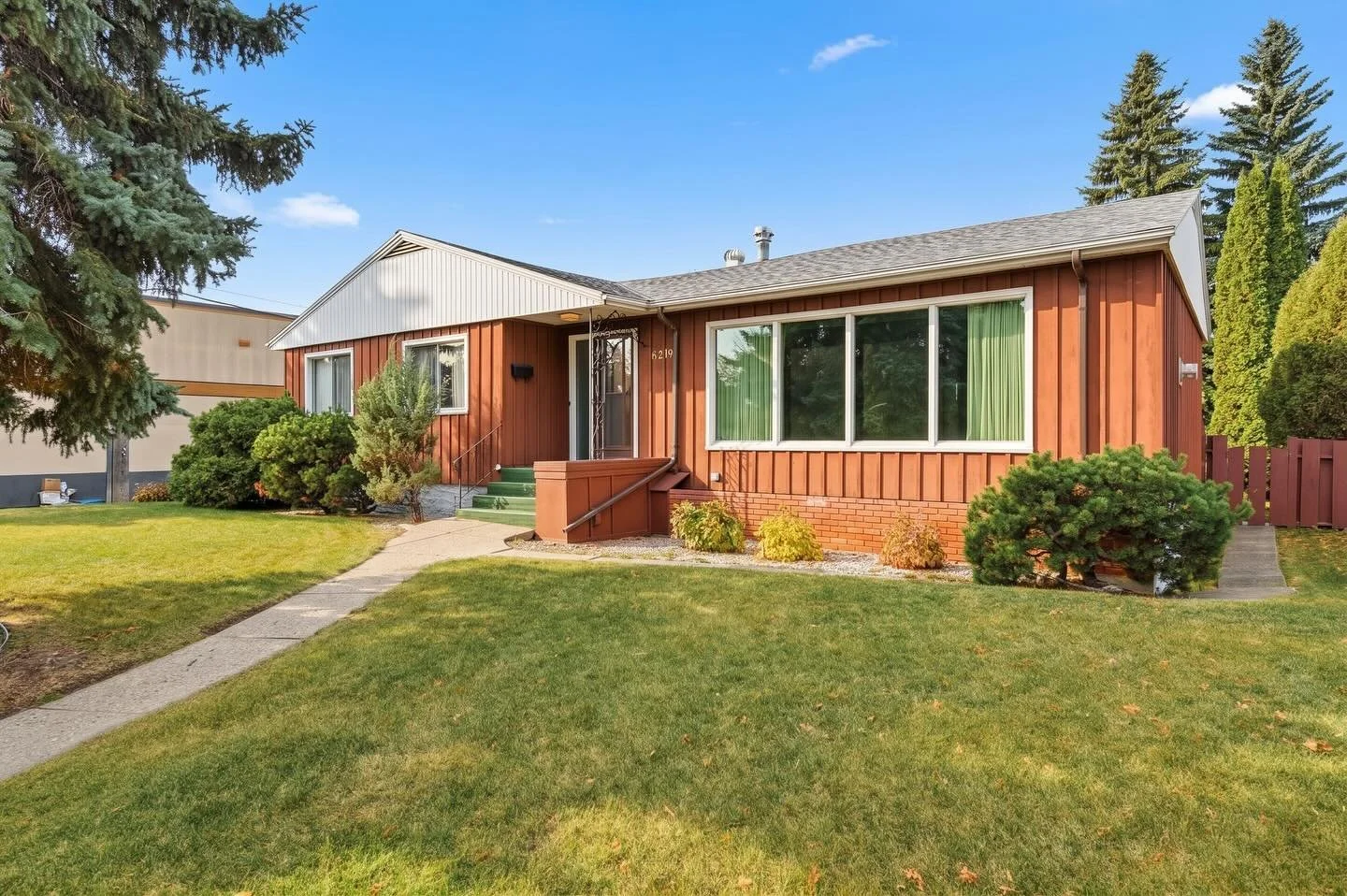 🏡 OPPORTUNITY KNOCKS IN CRESTWOOD!

A large bungalow, a massive 10,000+ sq. ft. lot, and endless potential in one of Edmonton&rsquo;s most coveted neighbourhoods.

Cherished by its original owner, this 1,659 sq. ft. home offers 5 bedrooms, a fully f