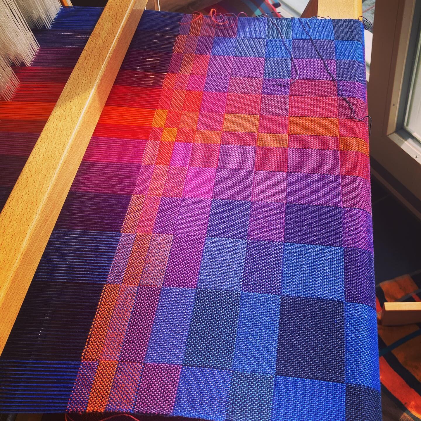 Farbenspiel f&uuml;r Kissen . Ich bin so froh damit ! #farben #colours #webstuhl #loom #kunsthandwerk #fiberart #designonloom