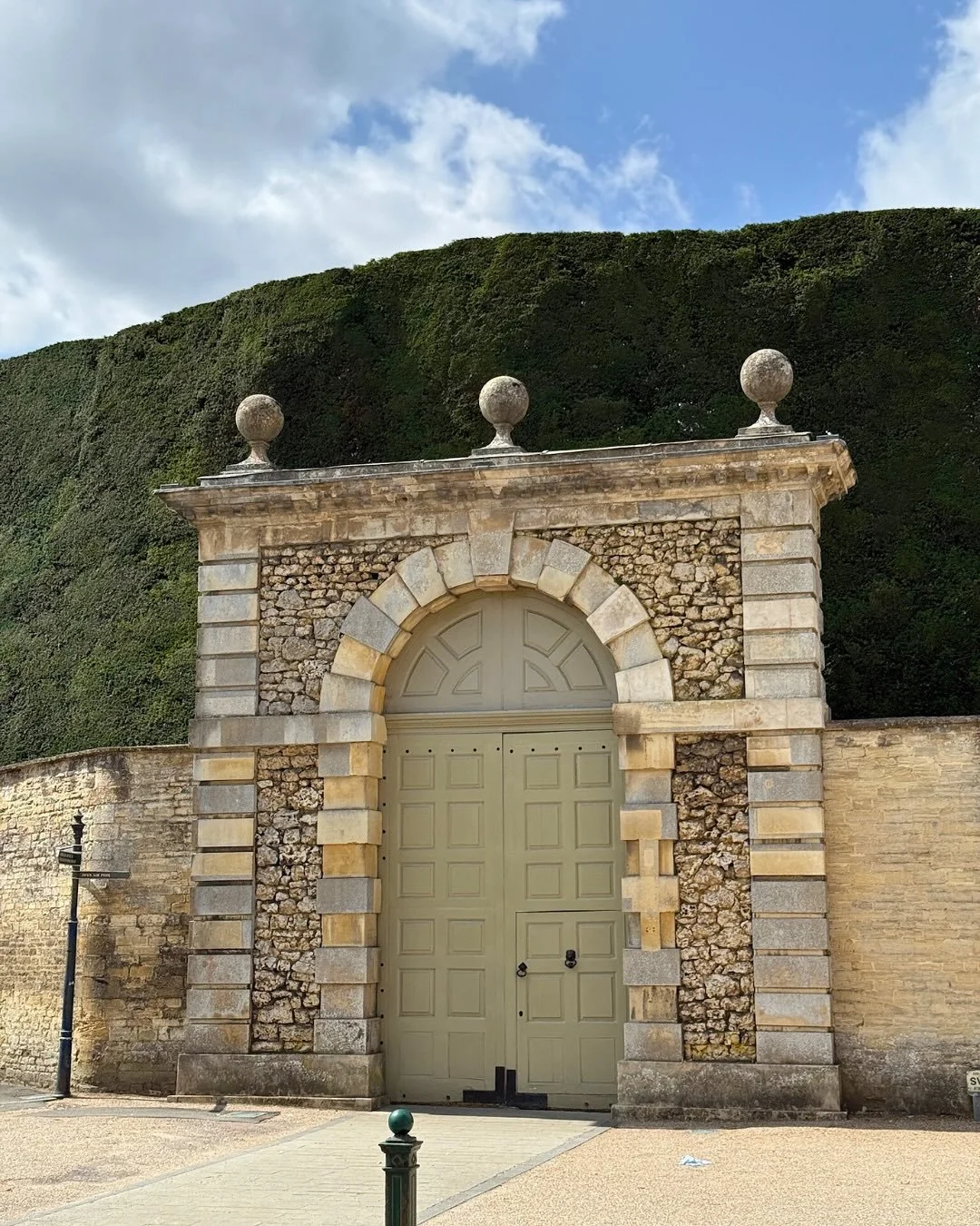 I spent a weekend in Cirencester and saw this. It&rsquo;s the world&rsquo;s tallest Taxus hedge - 40ft high, 300 years old, and still going strong! Swipe to see just how impressive the scale of it is&hellip;

It takes two people 12 days to trim annua