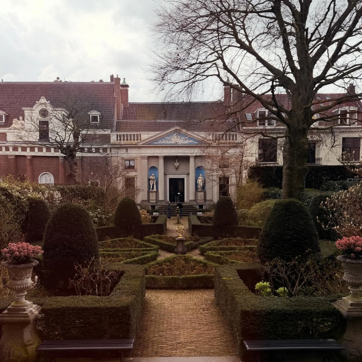 Lovely early Spring visit to Amsterdam and the stunning @museumvanloon for my birthday. Thank you @isobel.sfg for organising and getting Tilly and Venetia over in secret too! Such a great surprise. Wonderful paving and stone details to enjoy along wi