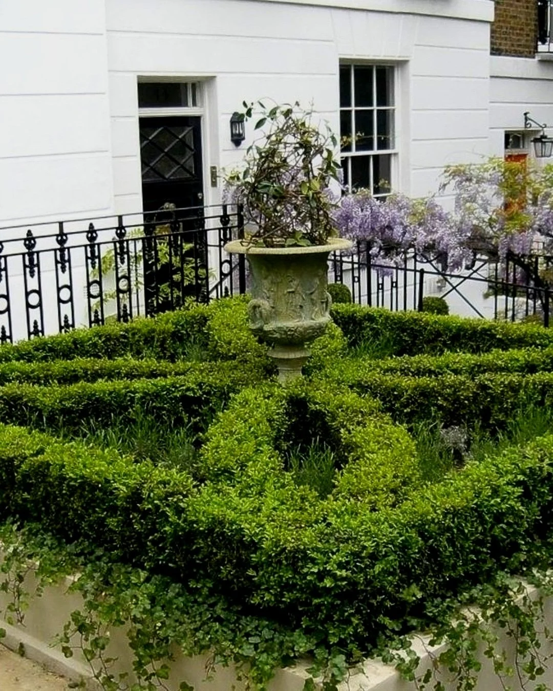 One of our very first projects, 20 years ago. Designed to create year-round visual interest, featuring structured box hedging paired with fragrant lavender, all surrounding an ornate fibreglass planter. One of the rare moments we&rsquo;ll endorse fib